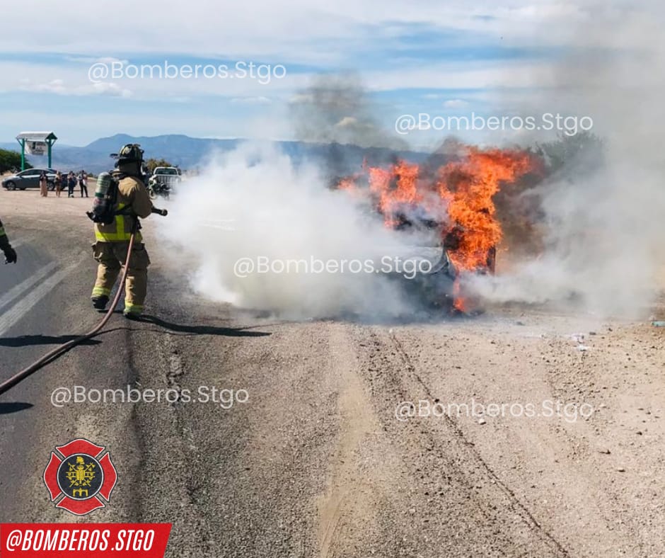 El fuego consumió vehículo en el que viajaban tres mujeres y una menor