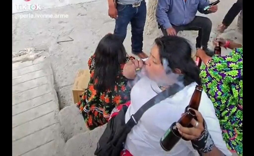 Critican a tiktoker por incitar a mujer rarámuri a usar vaper con marihuana