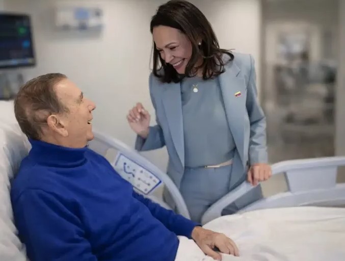 Edmundo González anuncia que está hospitalizado en Madrid