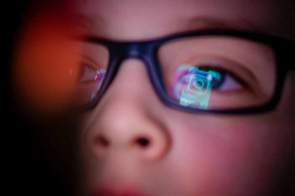 Unión Europea acusa a Meta de permitir acceso a menores de 13 años a Facebook e Instagram