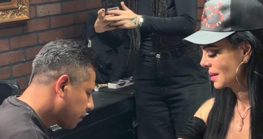 Maribel Guardia sorprende al tatuarse el ojo de su hijo Julián Figueroa