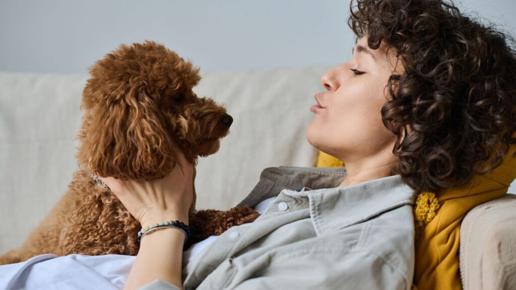 ¿Por qué hablarle a tu mascota con voz de bebé sí funciona? La ciencia lo explica