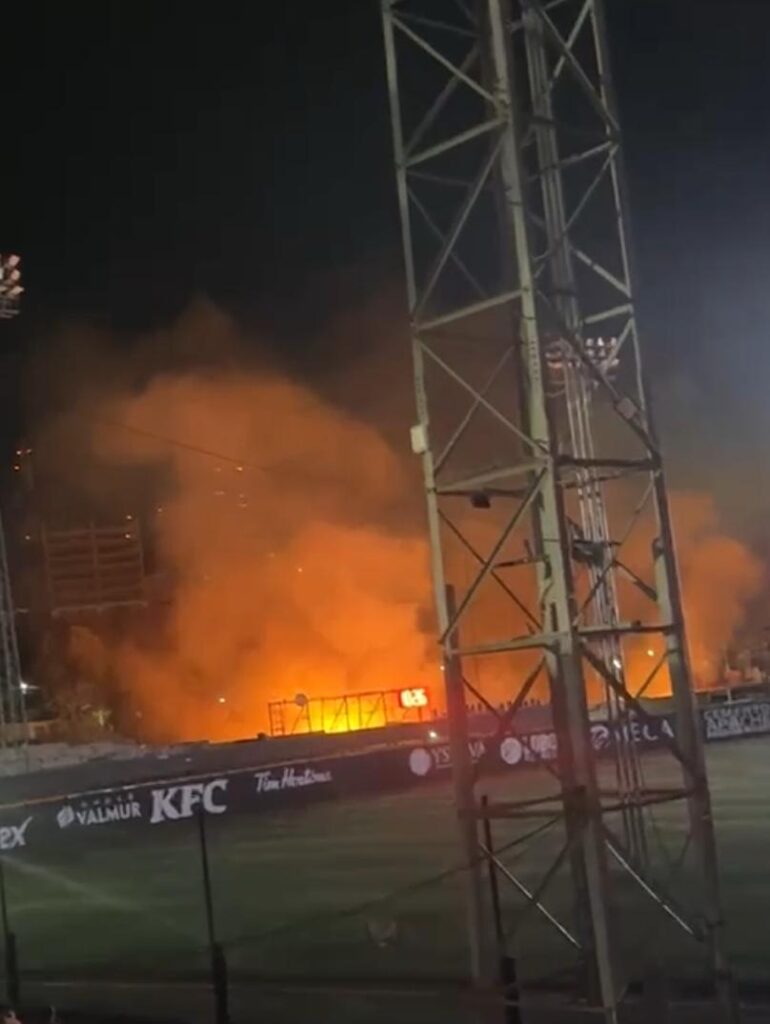 Quema de zacatal al exterior del estadio de Los Generales justo en su debut de la temporada