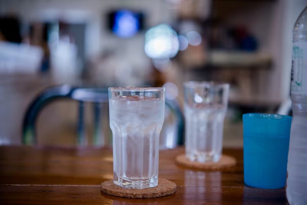 ¿Te pueden cobrar el agua en un restaurante? Esto dice Profeco
