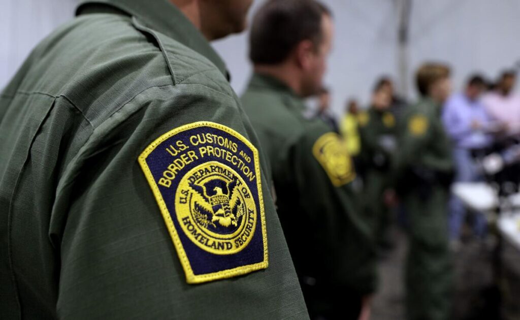 Mexicano se declara culpable de fingir ser agente fronterizo y distraer operativos migratorios