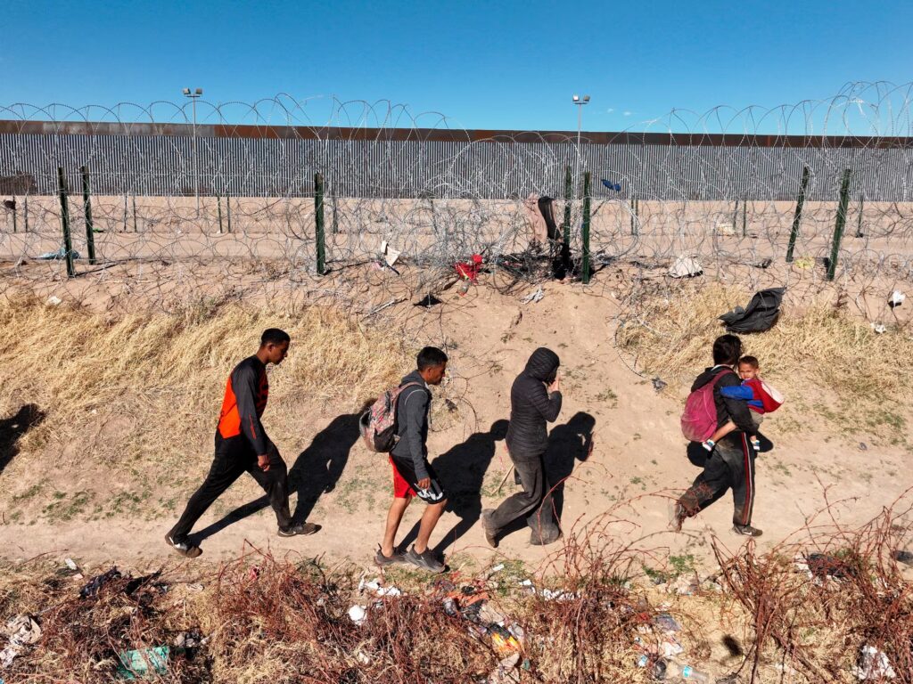 Texas activa ley SB4 y policías podrán detener a migrantes por sospecha