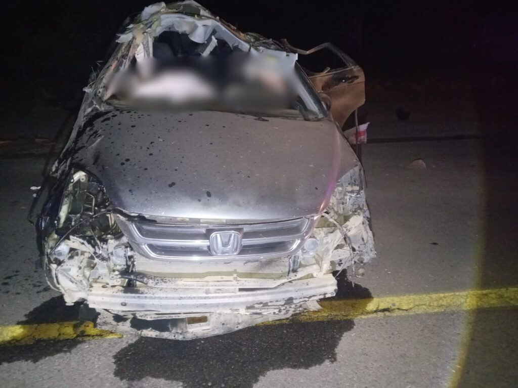 Dos pierden la vida y uno queda herido en volcadura ocurrida esta madrugada