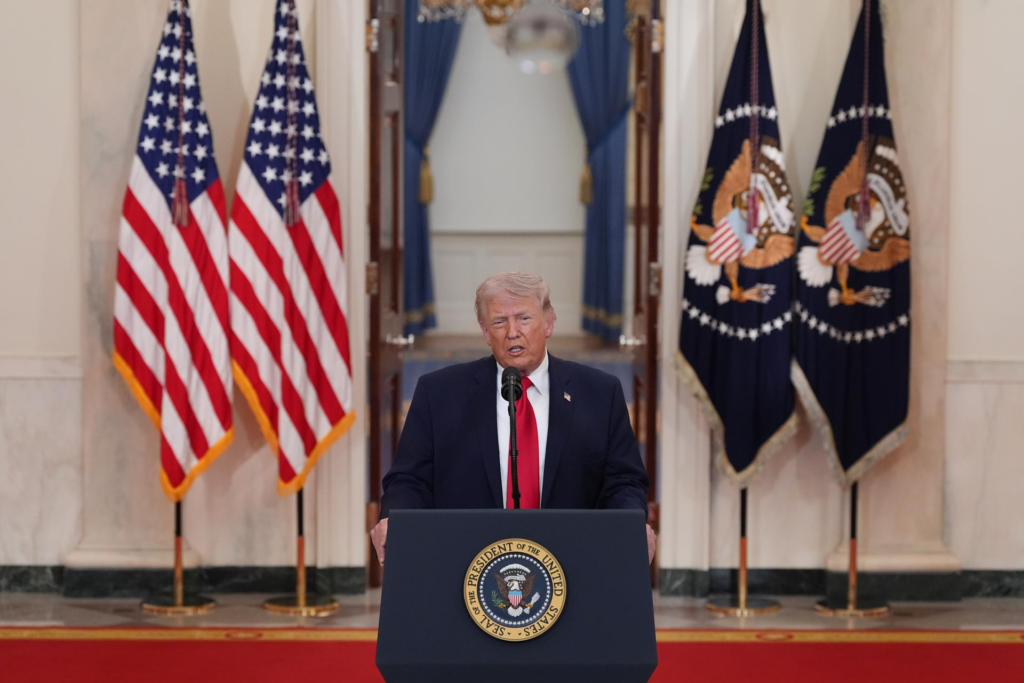 Trump propone gasto récord en defensa con recortes sociales