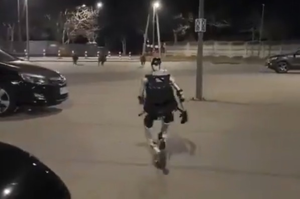 Un robot humanoide persigue jabalíes en Polonia y se vuelve viral