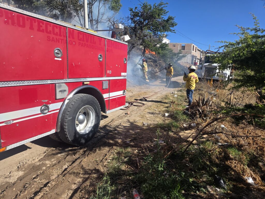 Controlan incendio en corrales de madera en colonia Proformex de Santiago