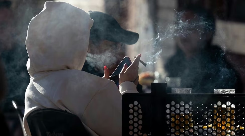 Grecia lanza un plan drástico para eliminar el cigarrillo de todos los espacios públicos