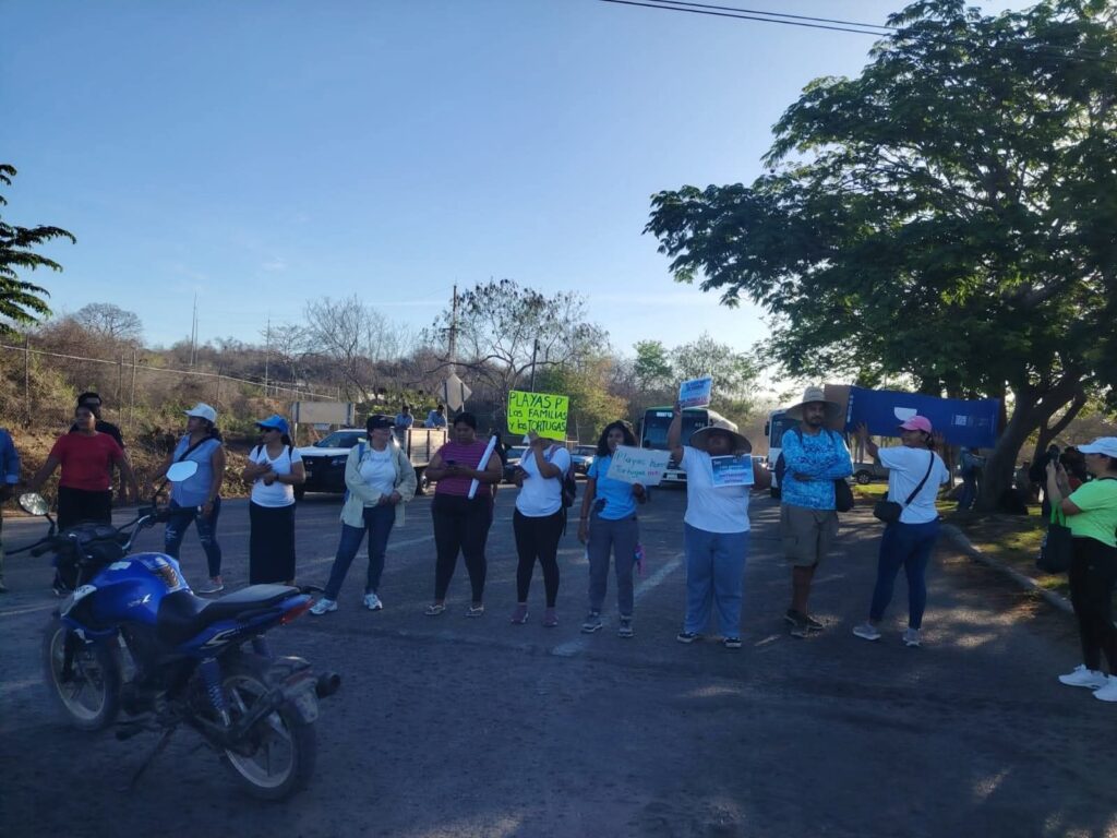 Enfrentamientos entre manifestantes y policías estatales en playa Cocinas, Punta de Mita