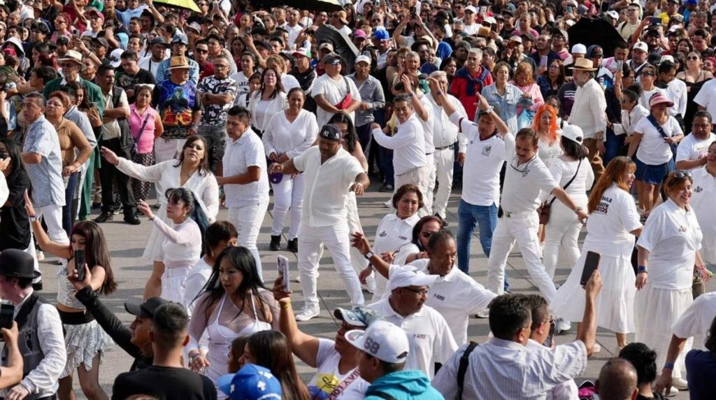 Zócalo se convierte en pista de baile masiva por el Día Internacional de la Danza