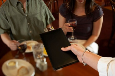 Multas de hasta 3 millones de pesos por propina automática en restaurantes, advierte Profeco