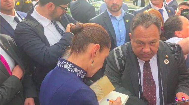 Presidenta Sheinbaum se reúne con mexicanos en Barcelona