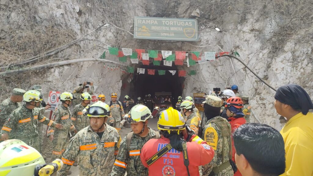 Rescatan a minero duranguense. Lodo y agua retrasaron la extracción.