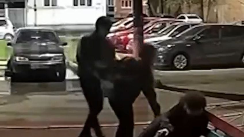 VIDEO: Joven encuentra a su novia con otro y lo golpea hasta dejarlo inconsciente