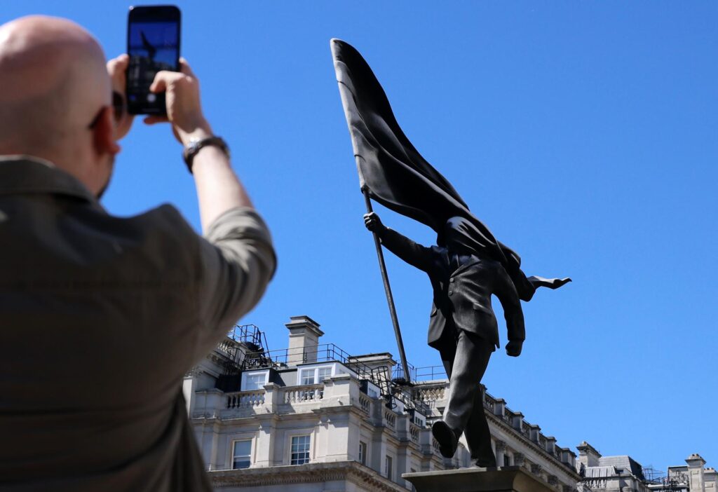 Banksy reaparece en Londres con una estatua que desafía los monumentos históricos