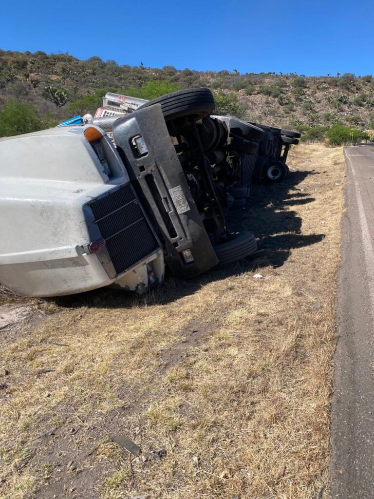Volcadura de tráiler al parecer sin frenos en este Sábado de Gloria por la libre a Mazatlán