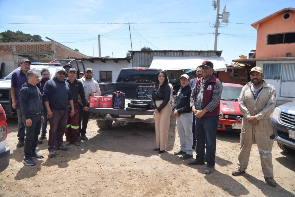 Entregan equipo a trabajadores municipales