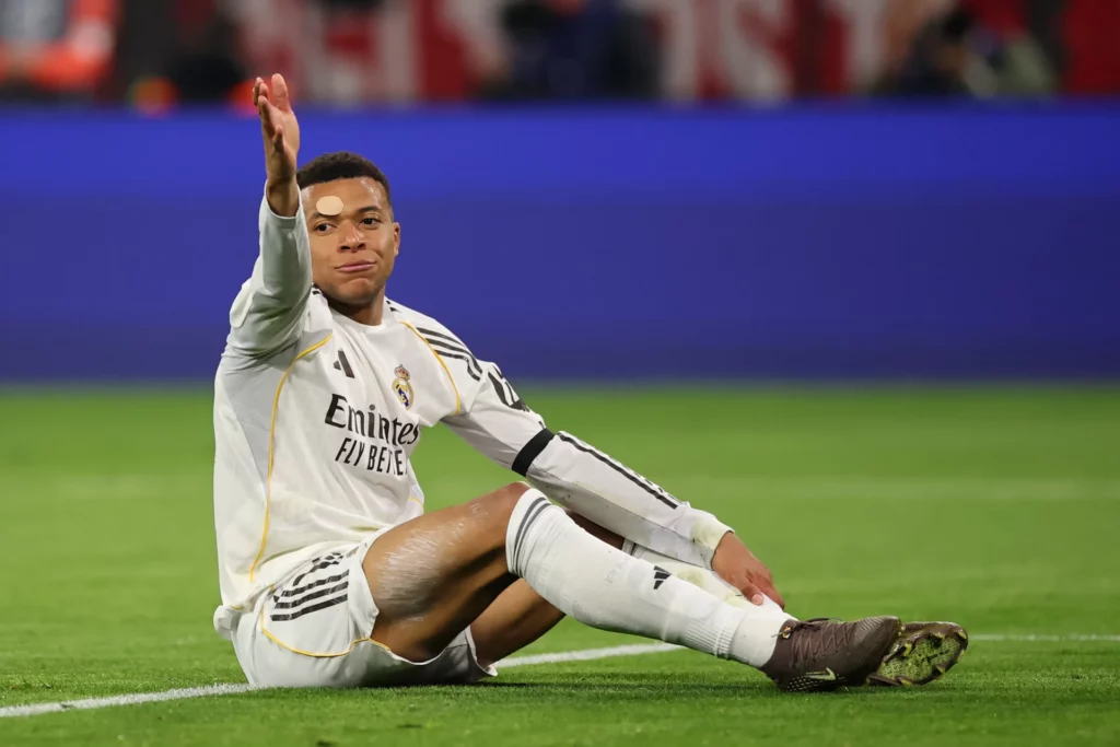 Kylian Mbappé enciende las alarmas: lesión lo deja fuera y es duda para el Clásico