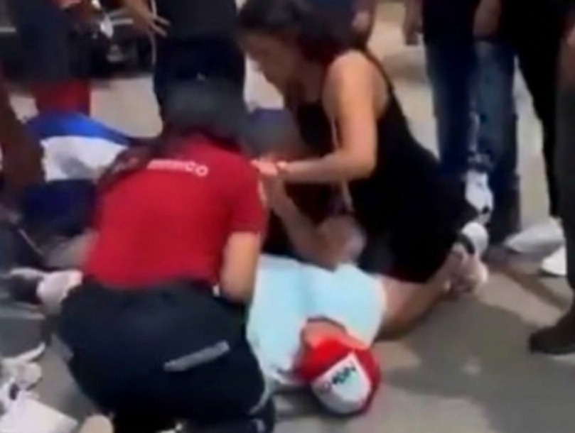 VIDEO: Mujer exige contraseña a su pareja herida: “No se puede morir sin darme la clave”