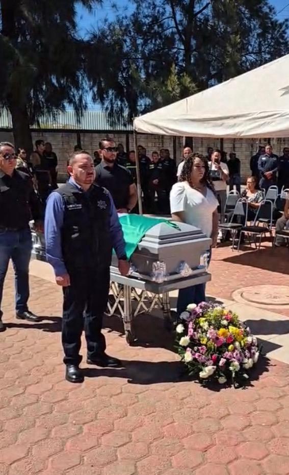 Jefes y compañeros le dieron sentida despedida a la oficial Antonieta Sarahí Olivas Coronel
