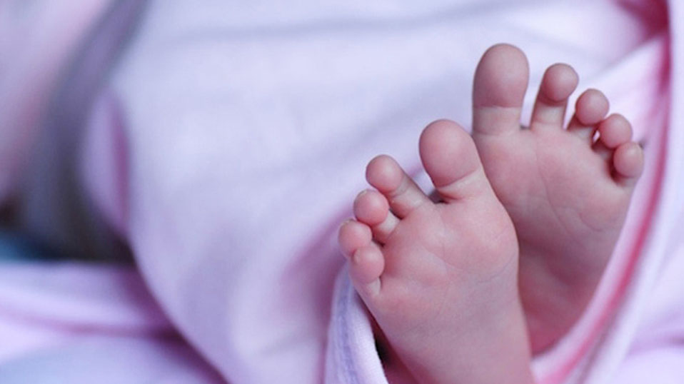 Abandonan a bebé recién nacida dentro de una caja de zapatos