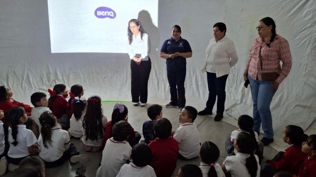 Estudiantes aprenden sobre la huella hídrica a través de un domo 3D