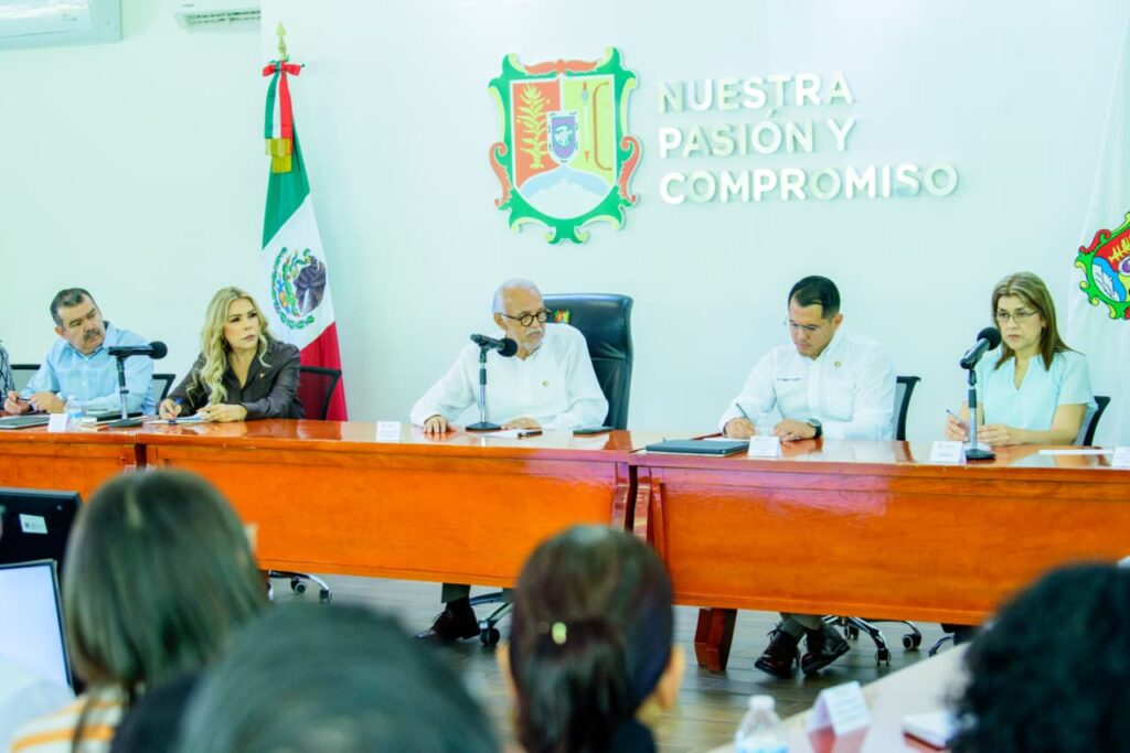 Miguel Ángel Navarro revisa con gabinete proceso de entrega-recepción