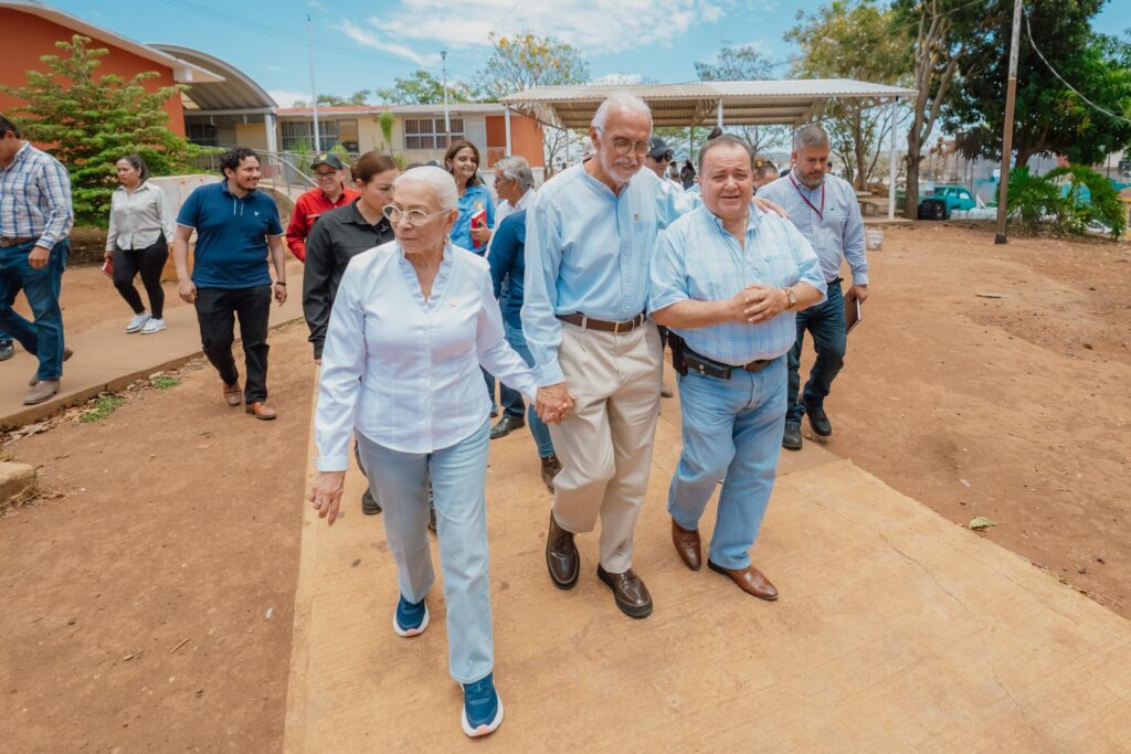 Fortalecen Miguel Ángel Navarro y Beatriz Estrada infraestructura escolar en primaria de Tepic