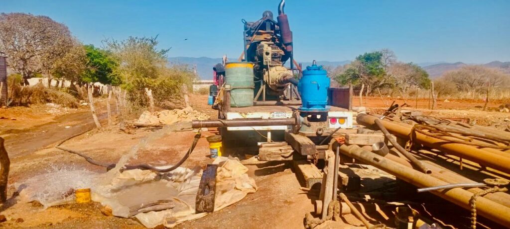Garantiza Miguel Ángel Navarro abasto de agua en Santiago de Pochotitán