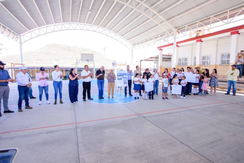 Miguel Ángel Navarro entrega domo en primaria Juan Escutia de Compostela