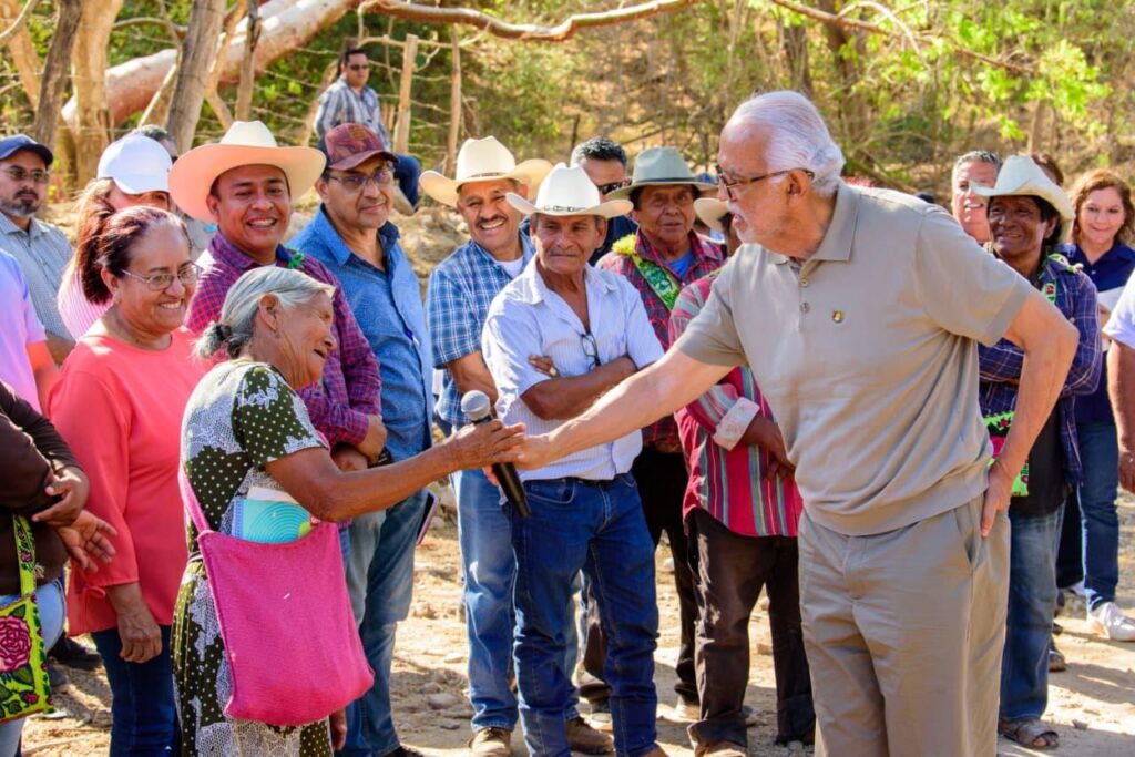 Con obras y compromisos, Miguel Ángel Navarro y Beatriz Estrada concluyen gira en Rosamorada