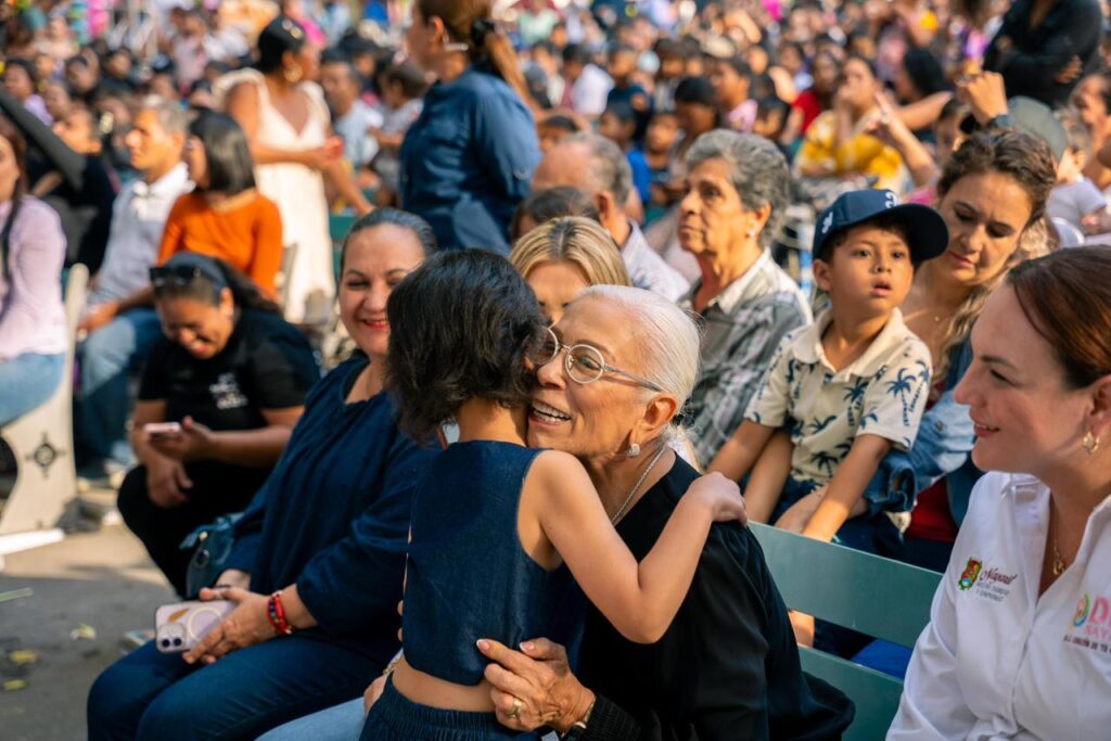 Miguel Ángel Navarro y Beatriz Estrada celebran a la niñez nayarita en el parque La Loma