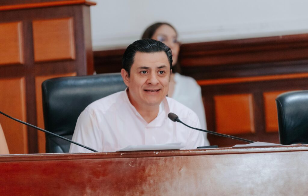 Chema Martínez propone prohibir promoción personal en espacios públicos de Guadalajara