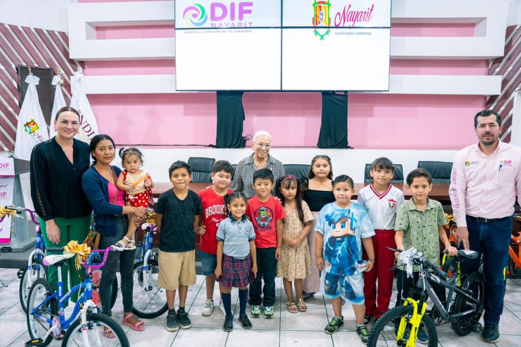Entrega de bicicletas a ganadores en el sorteo del festival del Día de la Niña y el Niño