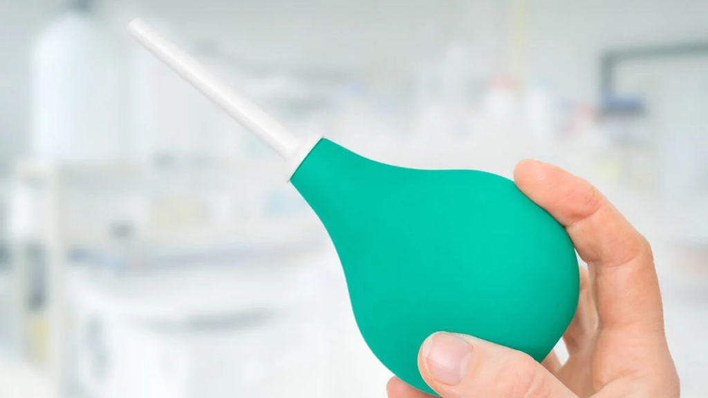 Especialistas alertan sobre riesgos del uso recreativo de enemas