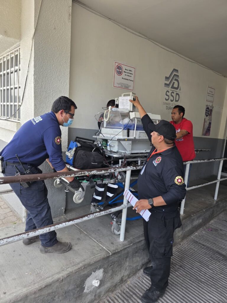 Bomberos de Santiago Papasquiaro tratan de salvar a bebé de dos horas  de nacido