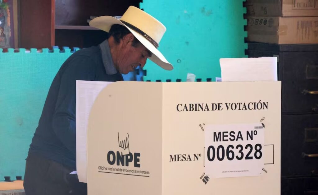 Perú amplía votación hasta el lunes tras falta de boletas para miles de electores