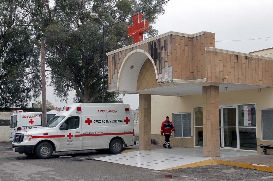 Se atravesó al paso de un vehículo y lo atropelló