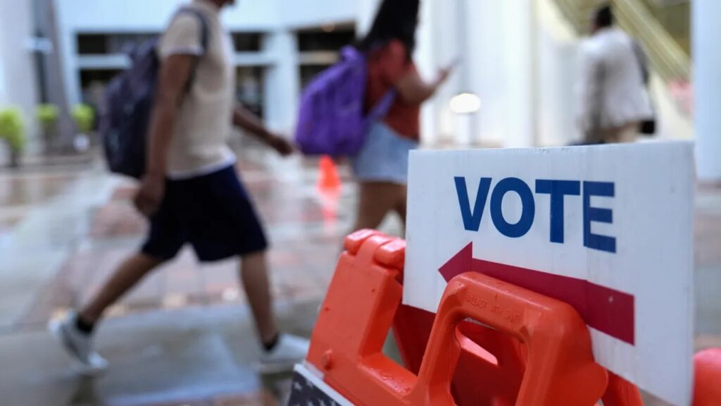 Trump se desploma entre votantes latinos por su política migratoria