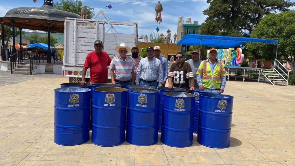 Donan tambos de basura para la plaza principal de Nombre de Dios