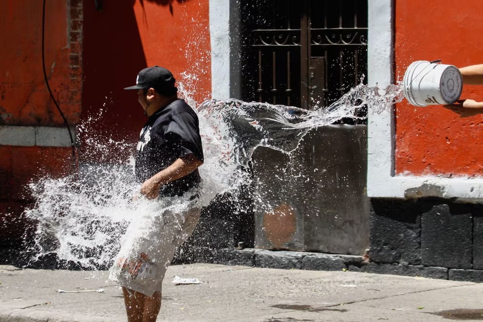 Semana Santa: ¿De dónde nace la costumbre de mojarse en Sábado de Gloria?