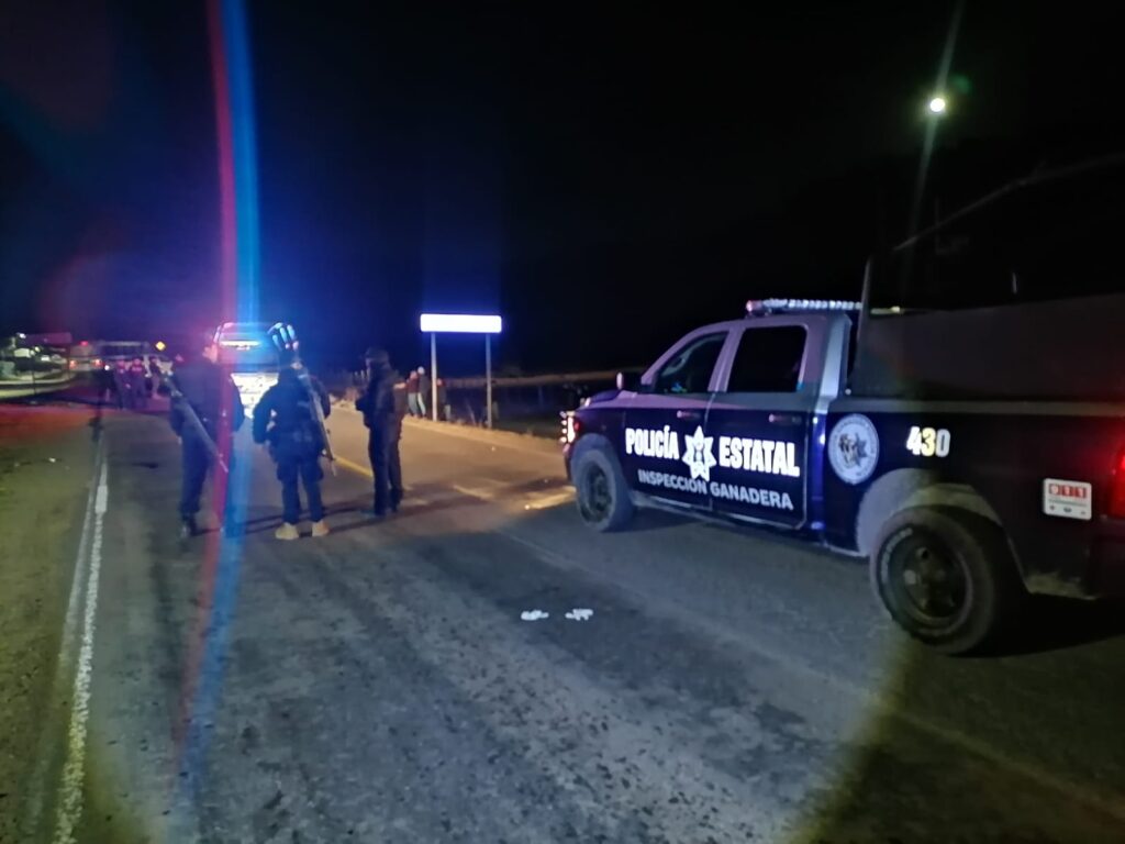 Veloz vehículo quita la vida a dos mujeres y deja grave a un hombre que viajaban en motocicleta