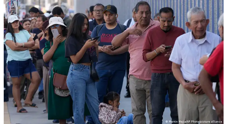 Perú perfila segunda vuelta presidencial tras cierre electoral