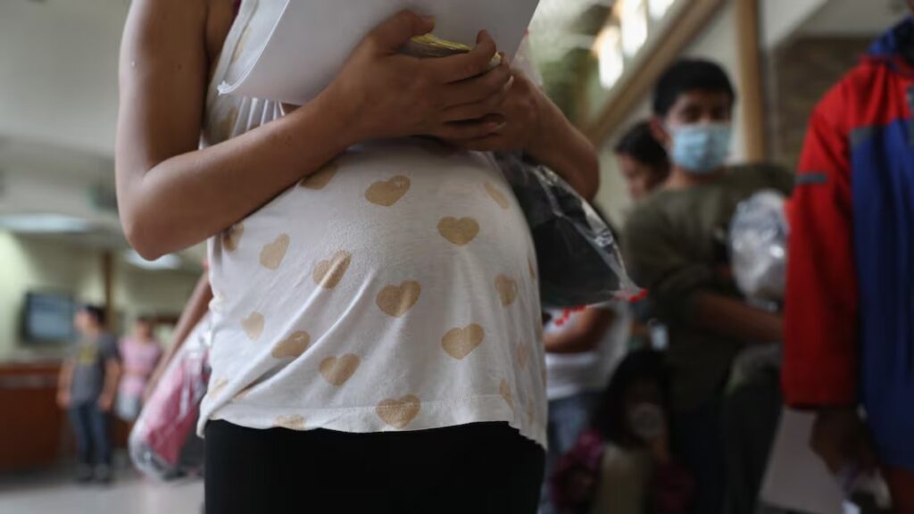 Advierten riesgos para niñas migrantes embarazadas ante políticas de EU