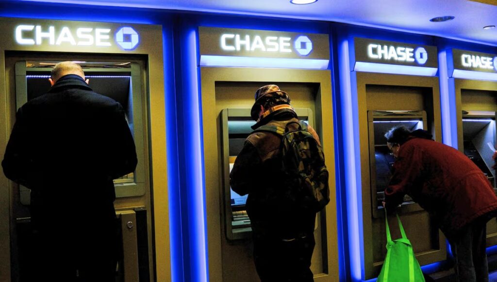 Propuesta en Arizona busca restringir acceso bancario a inmigrantes