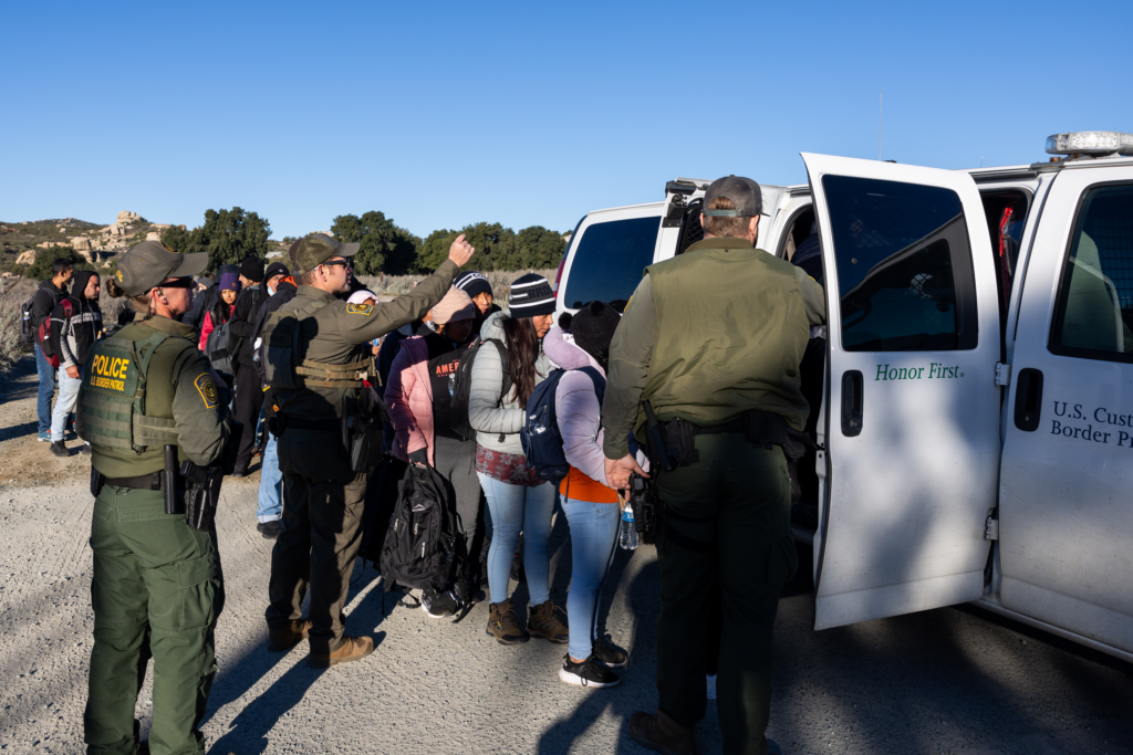 Fin de prórrogas laborales pone en riesgo a migrantes en EE.UU.