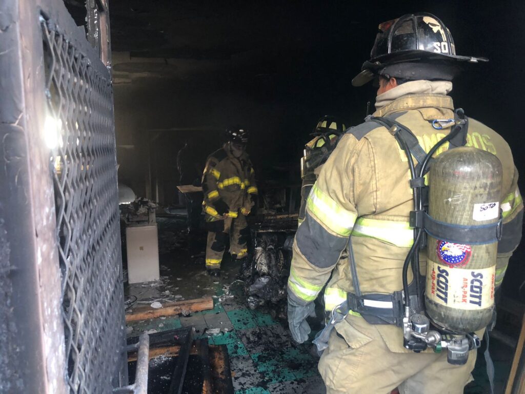 El fuego acaba con carpintería; se quema madera, muebles y maquinaria